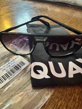 Quay Australia On The Fly Black Frame Sunglasses with Gradient Lenses - NEW
